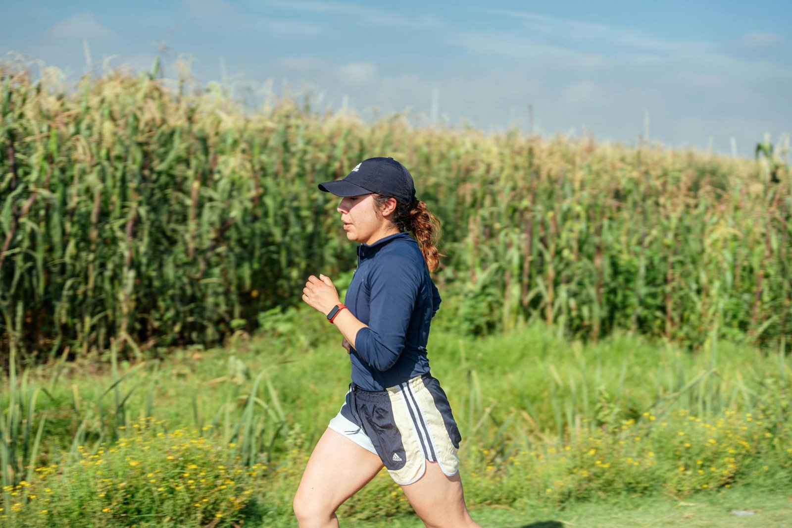 https://www.pexels.com/photo/woman-running-in-race-17979561/